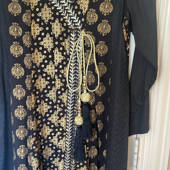 Pakistani Indian kurta by Sudra Younus in black with gold block print. - Picture 9 of 9